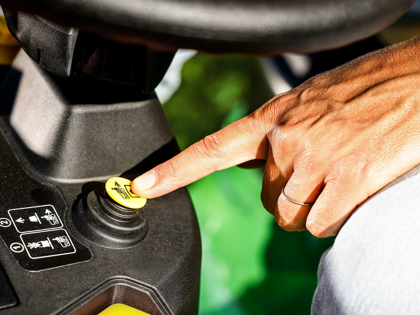 John Deere X117R – Ride-On Lawn Tractor with Rear Grass Collection