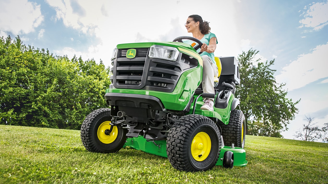 John Deere X127 Ride-On Lawn Tractor – 107 cm Cutting Deck, Hydrostatic Drive