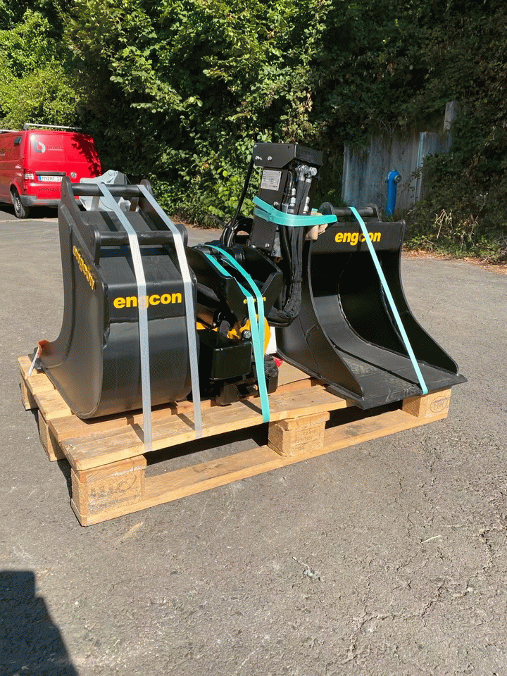 Engcon EC02B Tiltrotator for 1.5–3 t Excavators – S30 Sandwich, Hydraulic Open/Close, 3-Bucket Kit