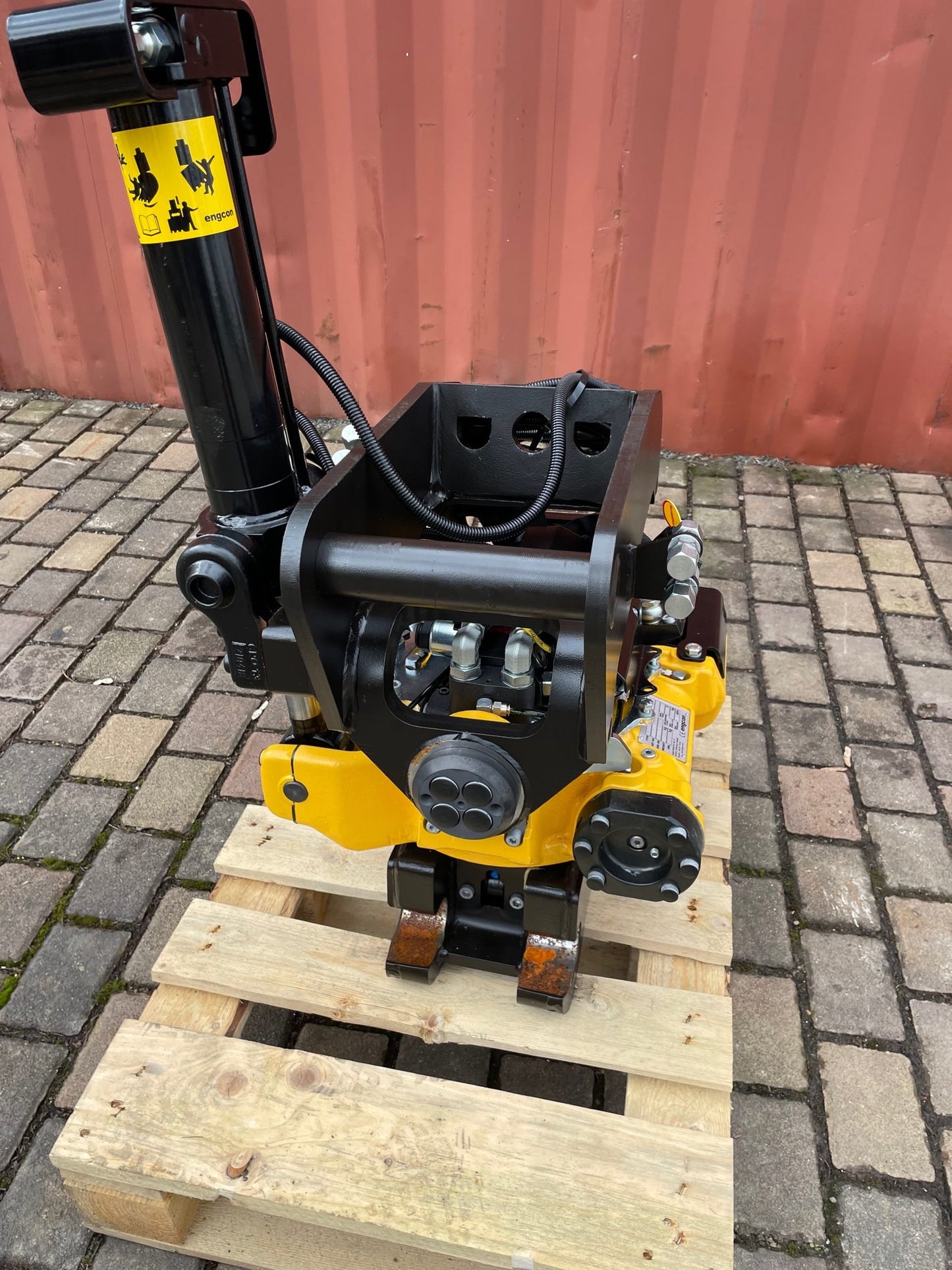 Engcon EC206 Tiltrotator – HS03 Sandwich Mount, Hydraulic Open/Close, SS9 Control (4–6 t)