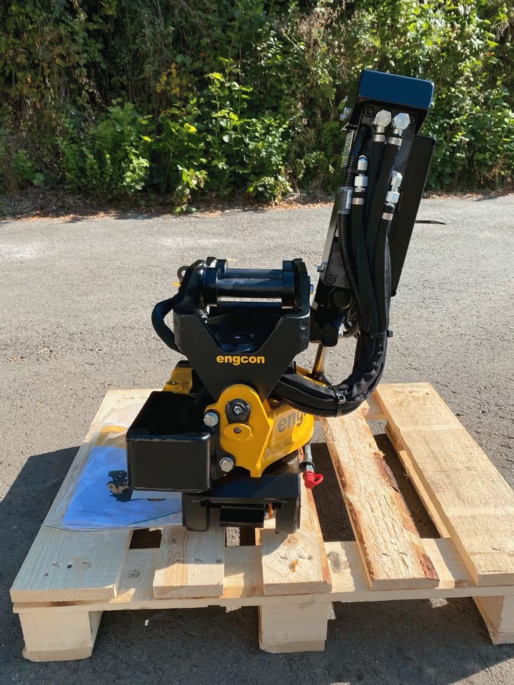 Engcon EC02B Tiltrotator for 1.5–3 t Excavators – S30 Sandwich, Hydraulic Open/Close, 3-Bucket Kit