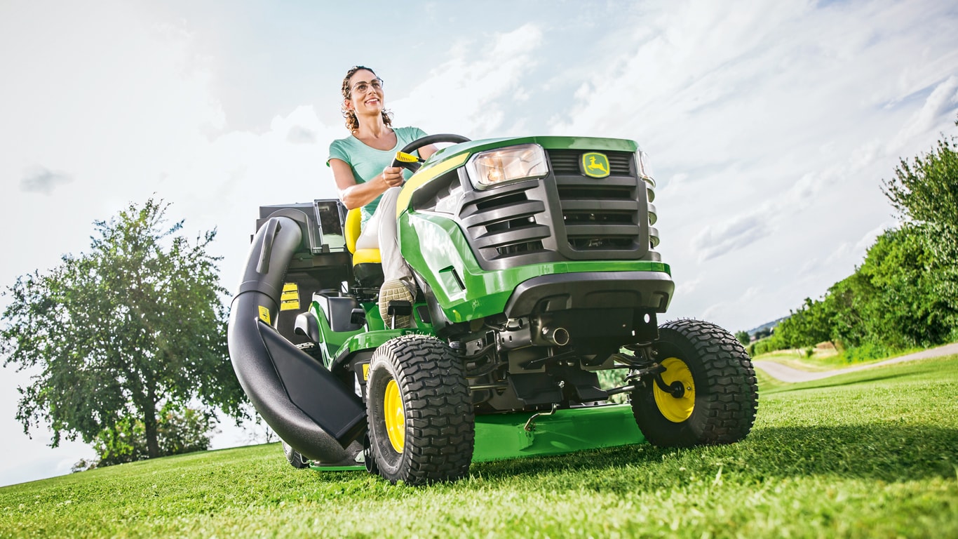 John Deere X127 Ride-On Lawn Tractor – 107 cm Cutting Deck, Hydrostatic Drive
