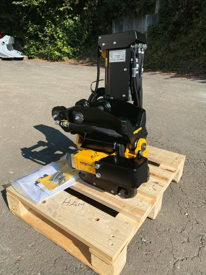 Engcon EC02B Tiltrotator for 1.5–3 t Excavators – S30 Sandwich, Hydraulic Open/Close, 3-Bucket Kit