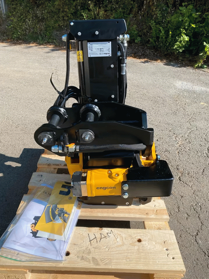 Engcon EC02B Tiltrotator for 1.5–3 t Excavators – S30 Sandwich, Hydraulic Open/Close, 3-Bucket Kit