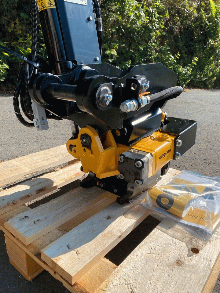 Engcon EC02B Tiltrotator for 1.5–3 t Excavators – S30 Sandwich, Hydraulic Open/Close, 3-Bucket Kit