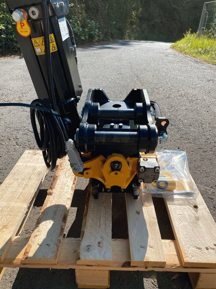 Engcon EC02B Tiltrotator for 1.5–3 t Excavators – S30 Sandwich, Hydraulic Open/Close, 3-Bucket Kit