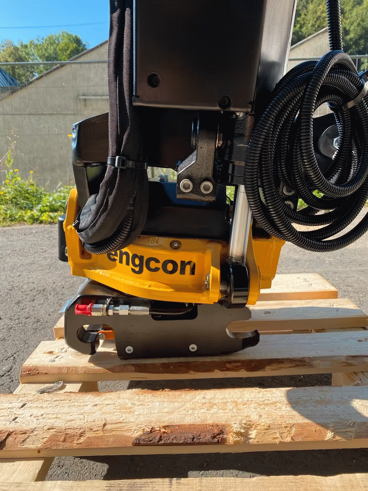 Engcon EC02B Tiltrotator for 1.5–3 t Excavators – S30 Sandwich, Hydraulic Open/Close, 3-Bucket Kit