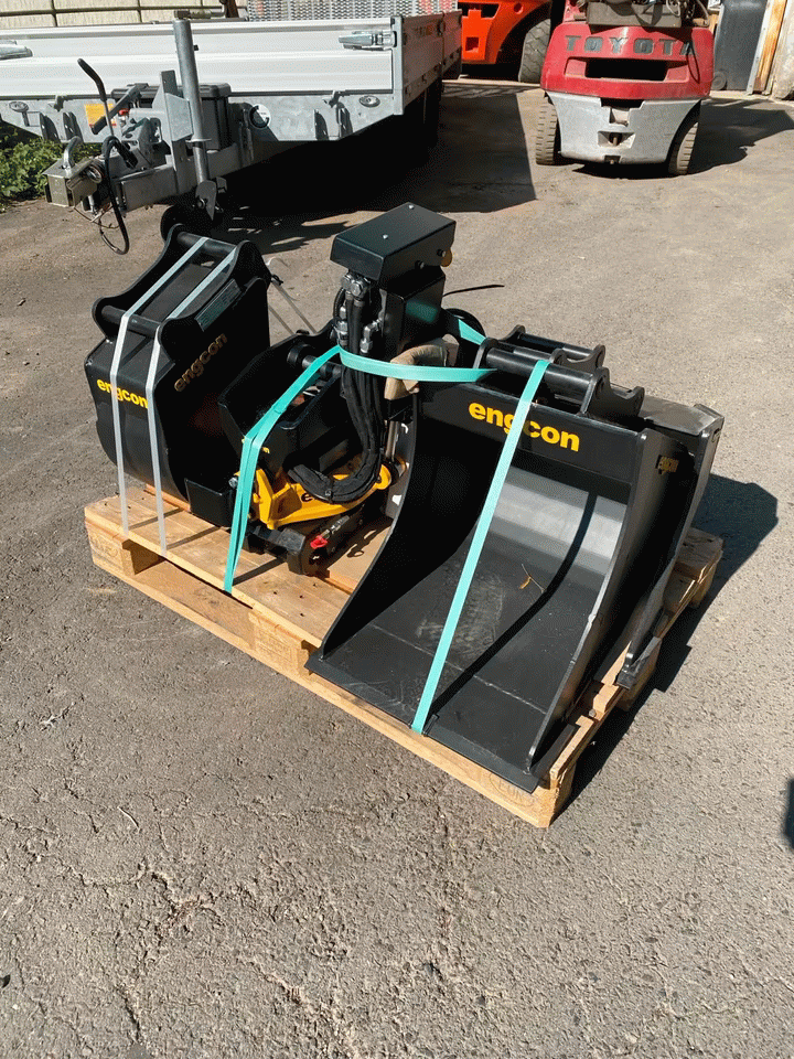 Engcon EC02B Tiltrotator for 1.5–3 t Excavators – S30 Sandwich, Hydraulic Open/Close, 3-Bucket Kit