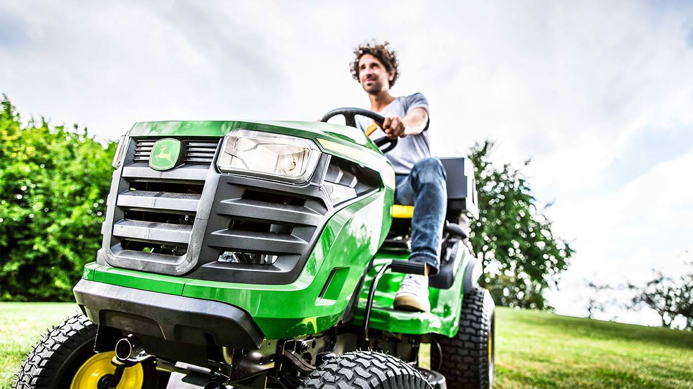 John Deere X127 Ride-On Lawn Tractor – 107 cm Cutting Deck, Hydrostatic Drive